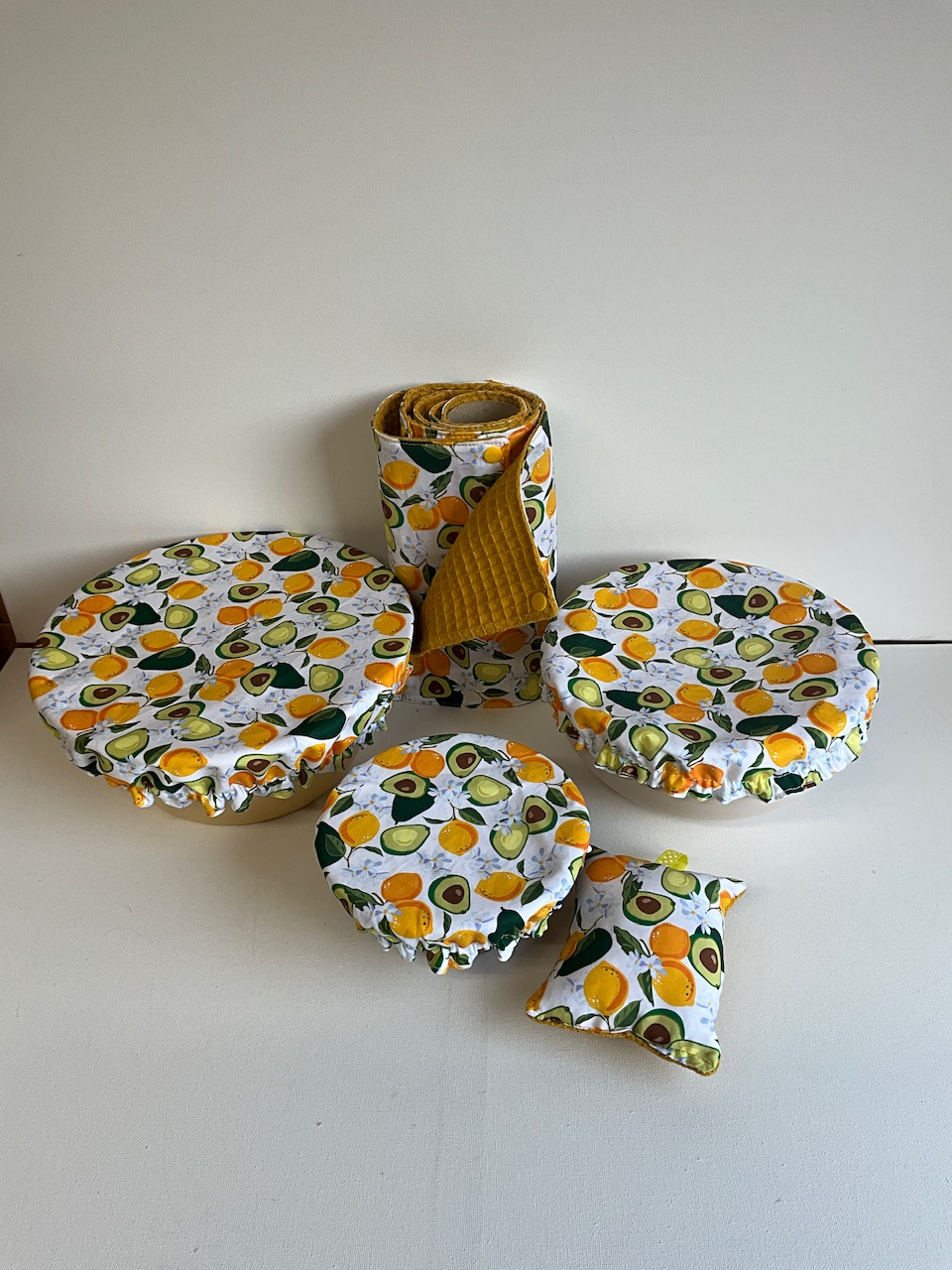 Ensemble de cuisine zéro déchet motif avocats et agrumes fond blanc : 3 charlottes couvre-plat, 1 rouleau d’essuie-tout lavable et 1 éponge lavable, nid d’abeille jaune moutarde