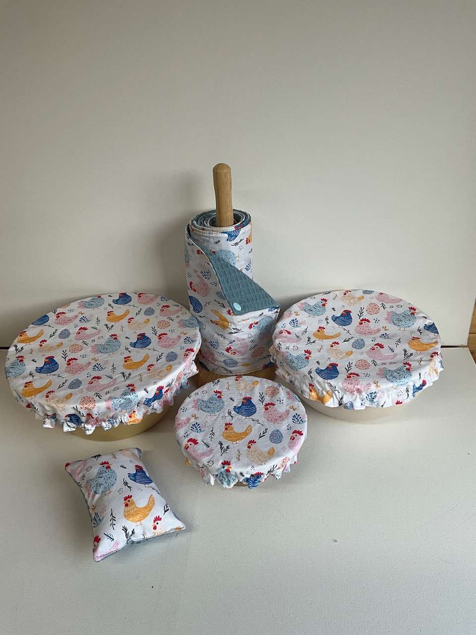 Ensemble de cuisine zéro déchet motif coqs et fleurs fond blanc : 3 charlottes couvre-plat, 1 rouleau d’essuie-tout lavable et 1 éponge lavable, nid d’abeille bleu canard