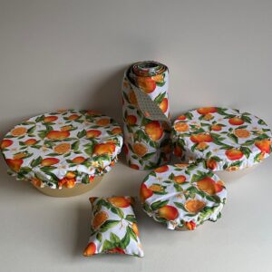 Ensemble de cuisine zéro déchet motif grosses oranges et feuillage fond blanc : 3 charlottes couvre-plat, 1 rouleau d’essuie-tout lavable et 1 éponge lavable, nid d’abeille vert kaki