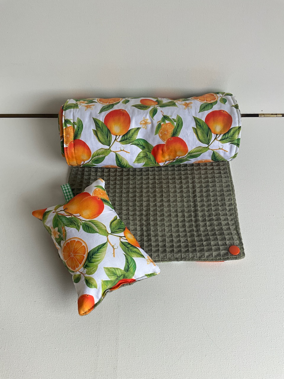 Éponge lavable 9 × 13 cm et essuie-tout lavable motif grosses oranges et feuillage fond blanc, nid d’abeille vert kaki