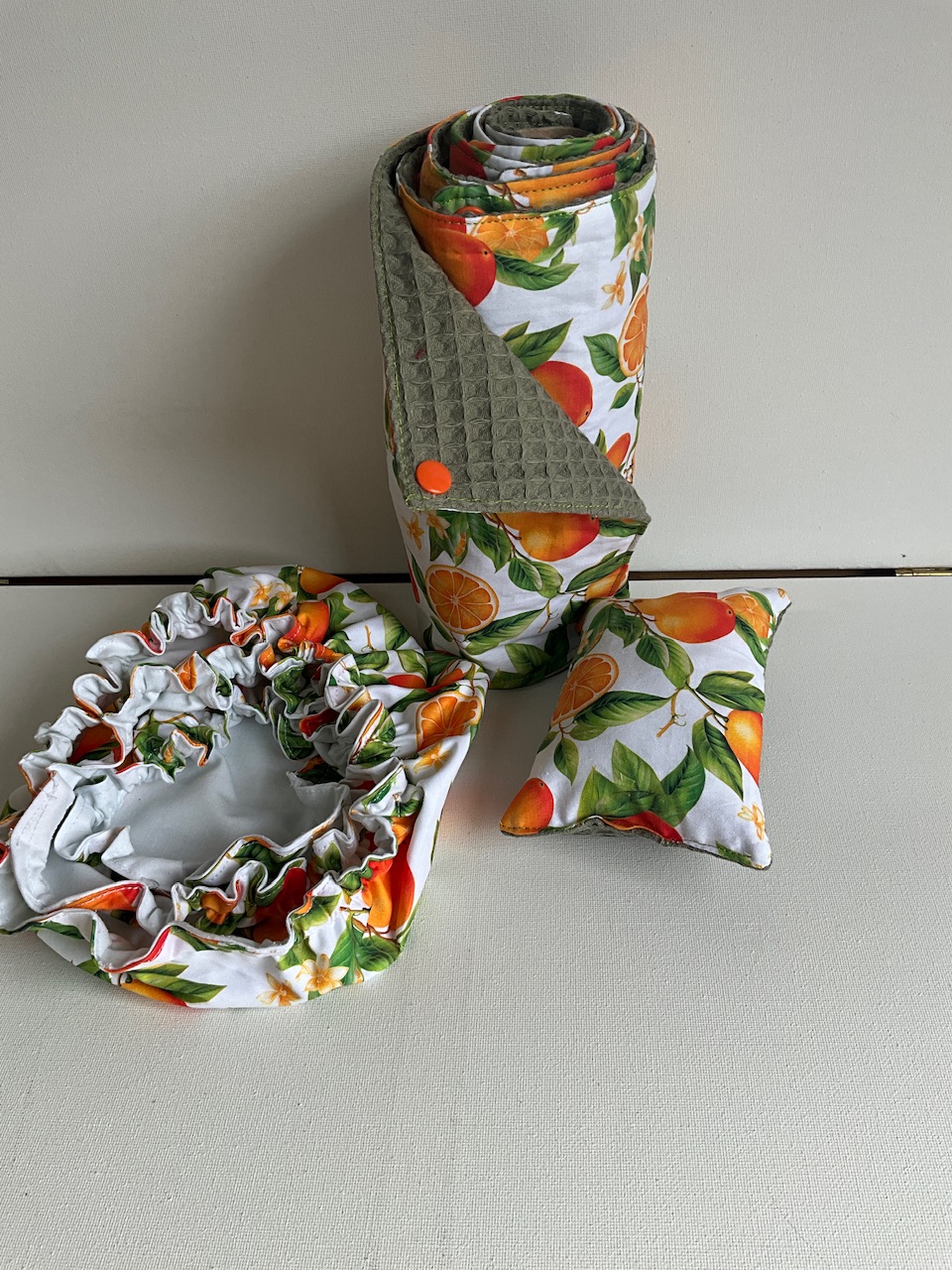 Rouleau d’essuie-tout lavable et charlottes couvre-plat motif grosses oranges et feuillage fond blanc, nid d’abeille vert kaki