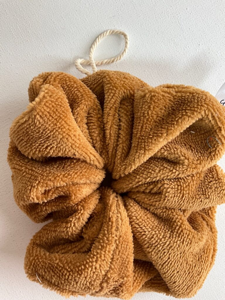 Éponge de douche lavable adulte coloris camel dépliée en fleur, tissu éponge tout doux