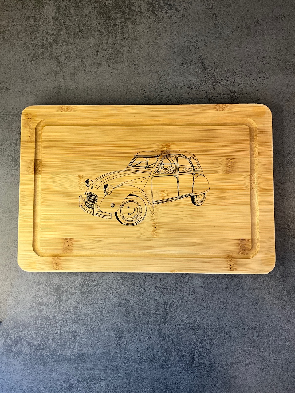 Gravure laser motif 2 CV sur une planche à découper en bambou 30 × 20 cm à rainure récupère-jus