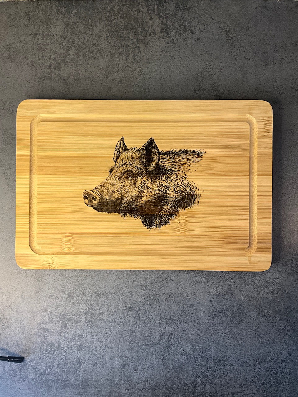 Gravure laser motif sanglier sur une planche à découper en bambou 30 × 20 cm à rainure récupère-jus