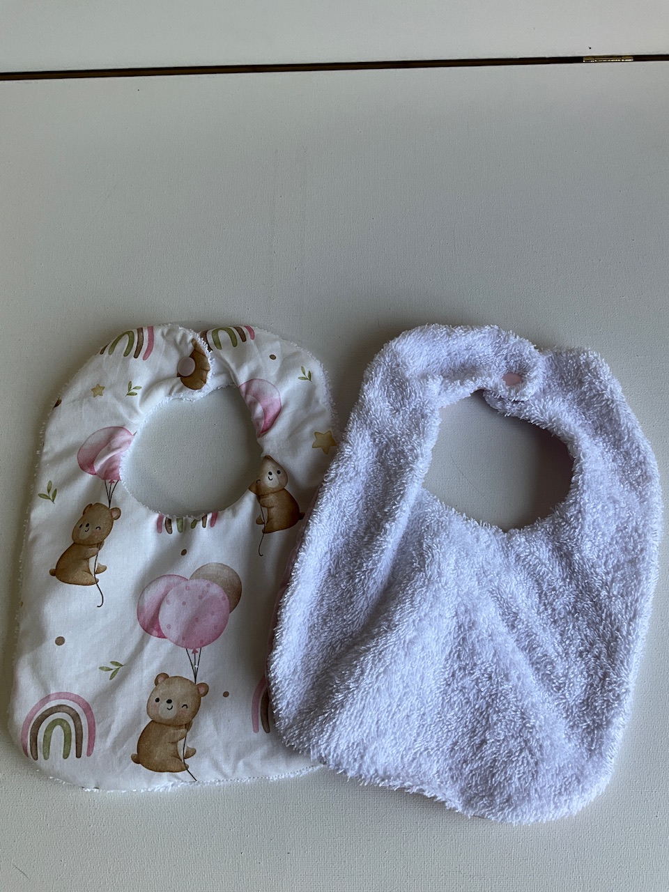 Lot de 2 bavoirs 0/6 mois – Image 2