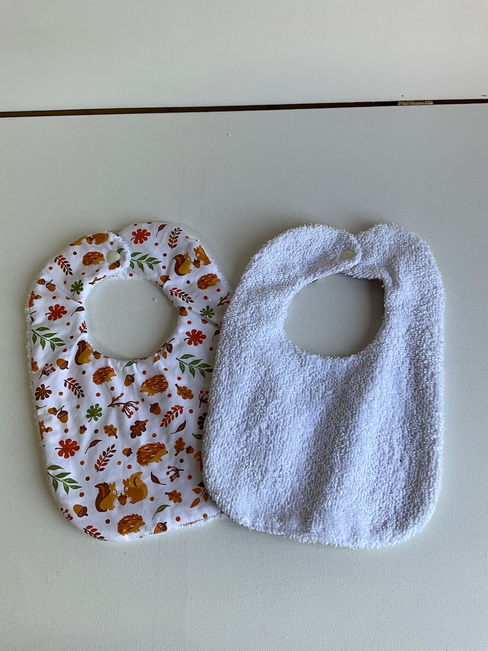 Lot de 2 bavoirs 0/6 mois – Image 2