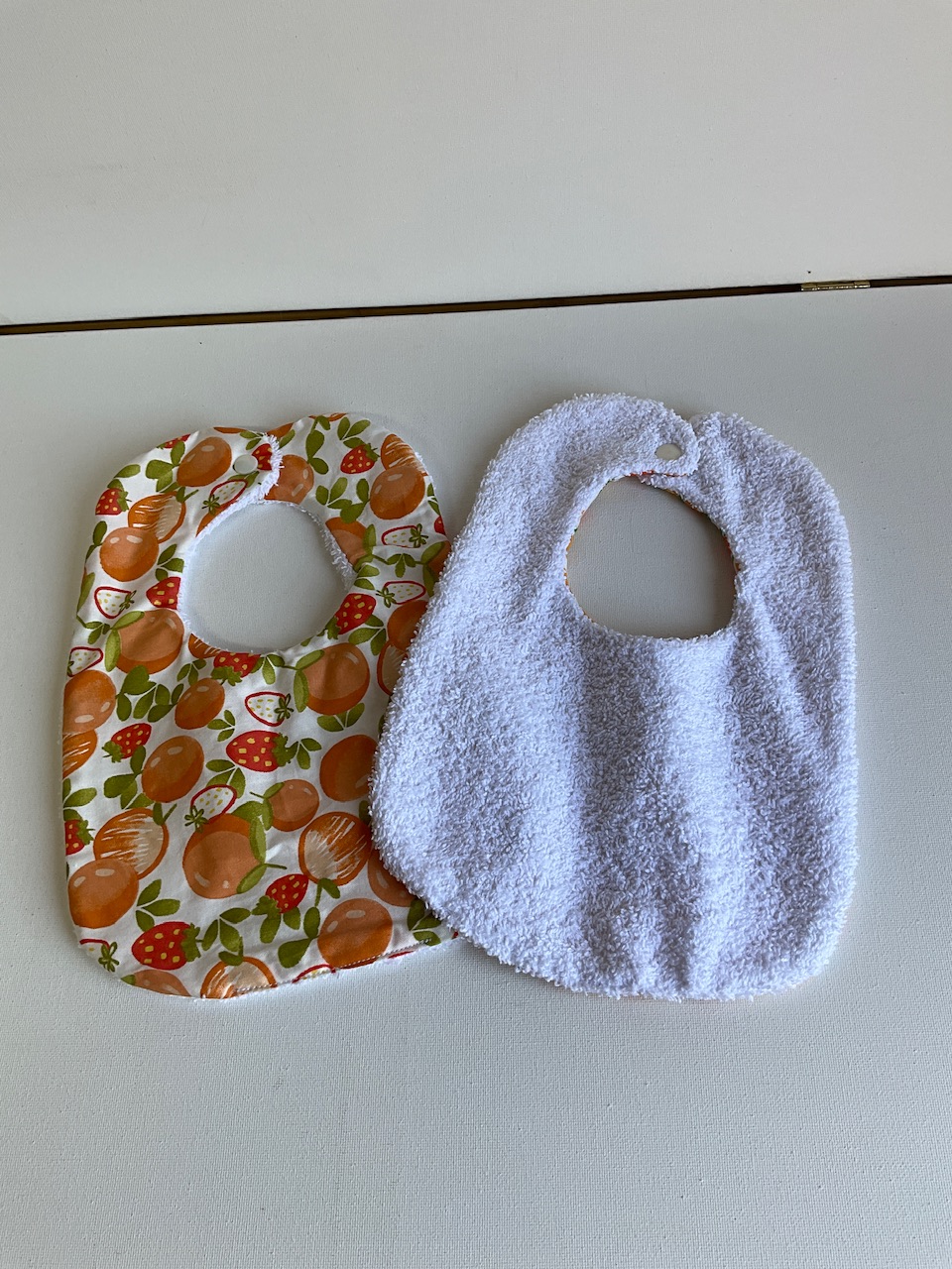 Lot de 2 bavoirs 0/6 mois – Image 2