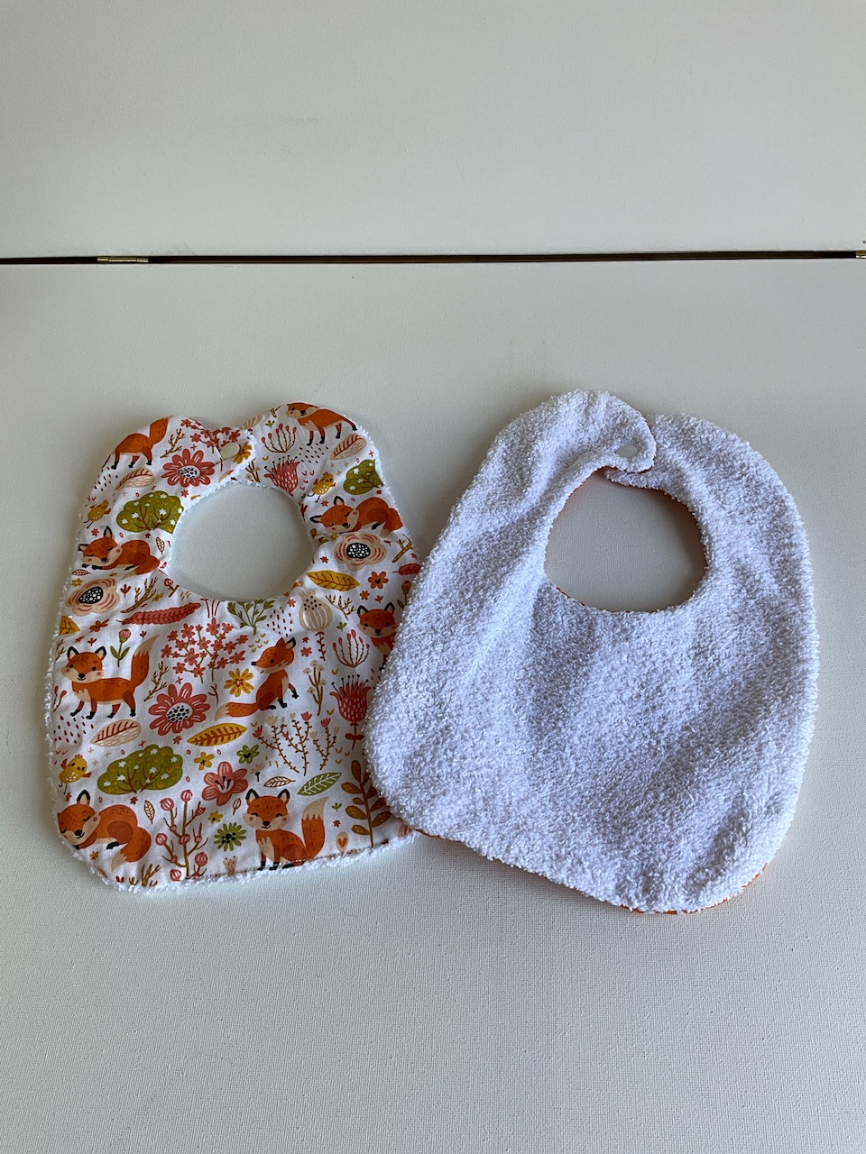 Lot de 2 bavoirs 0/6 mois – Image 2