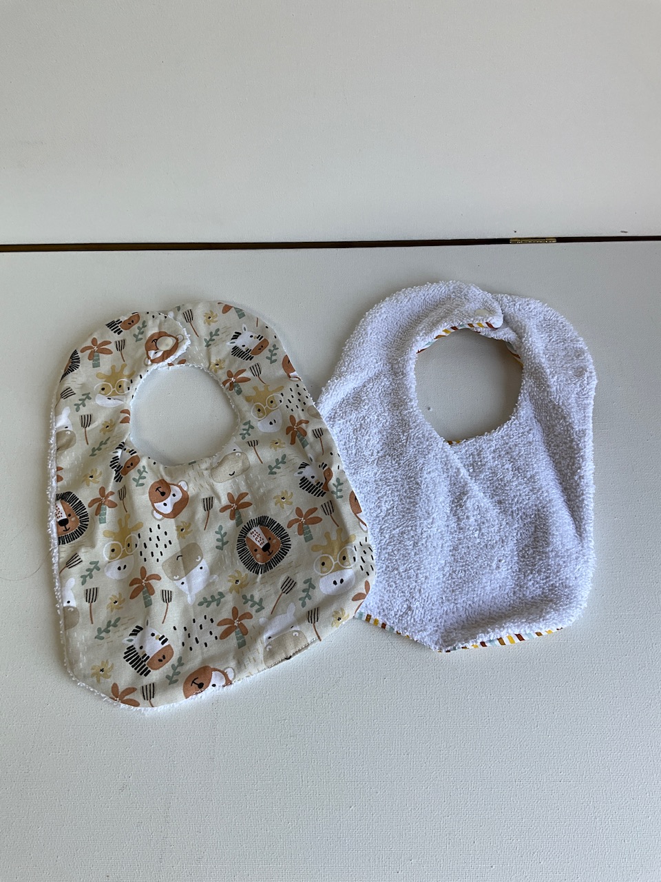 Lot de 2 bavoirs 0/6 mois – Image 2