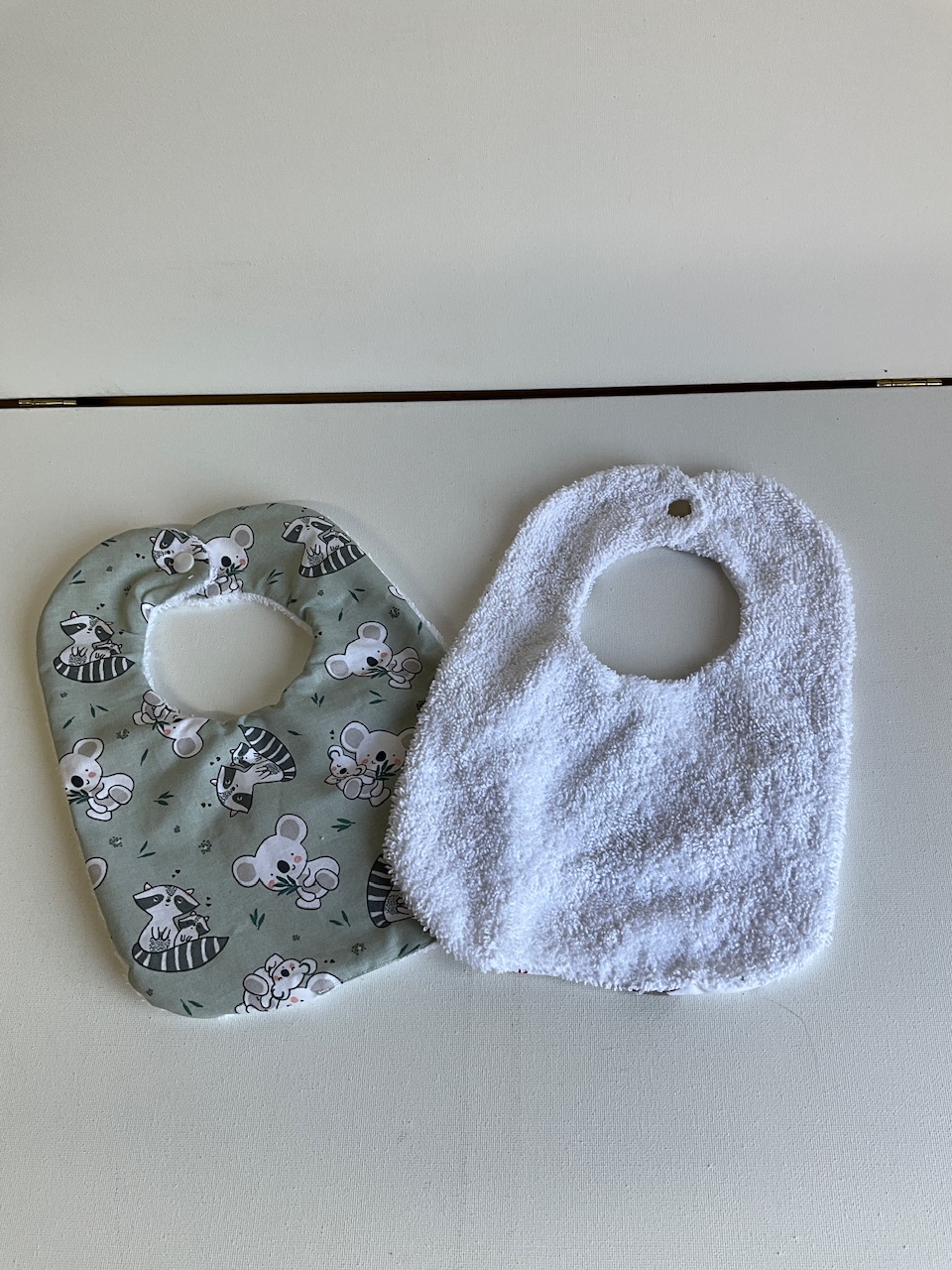 Lot de 2 bavoirs 0/6 mois – Image 2