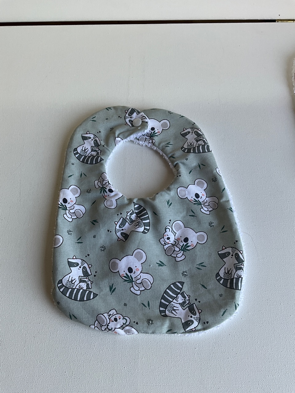 Lot de 2 bavoirs 0/6 mois – Image 3