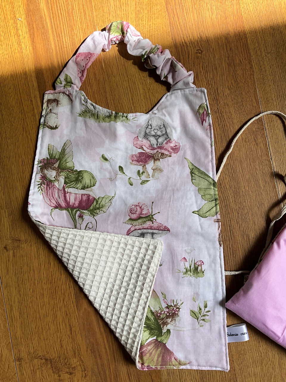 Ensemble sac pochon ( personnalisable) et sa serviette de cantine – Image 6