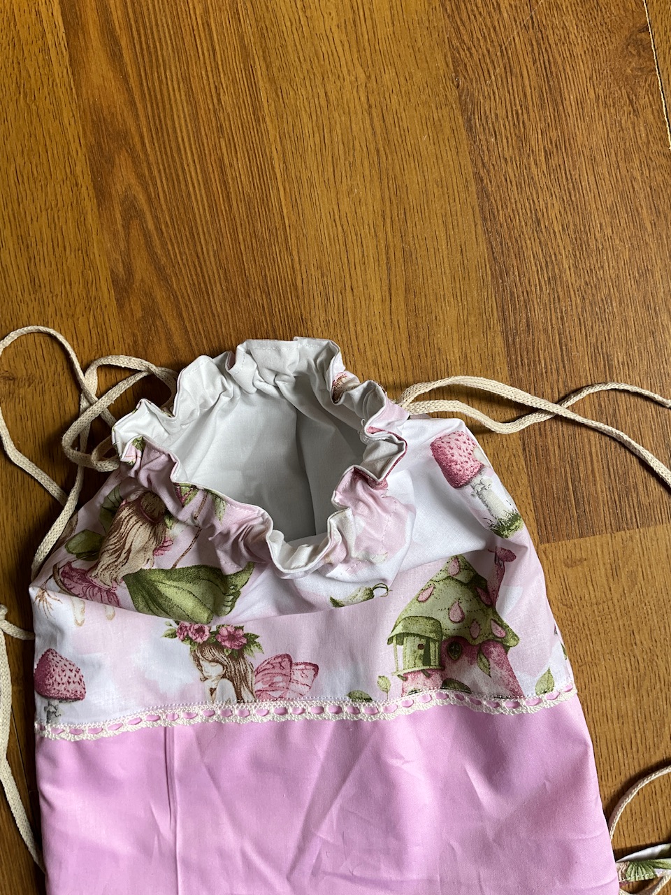 Ensemble sac pochon ( personnalisable) et sa serviette de cantine – Image 4
