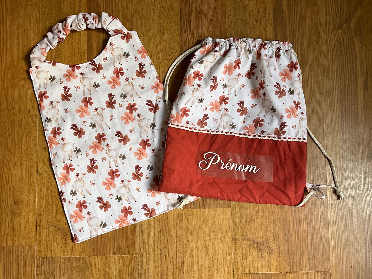 Ensemble sac pochon ( personnalisable) et sa serviette de cantine