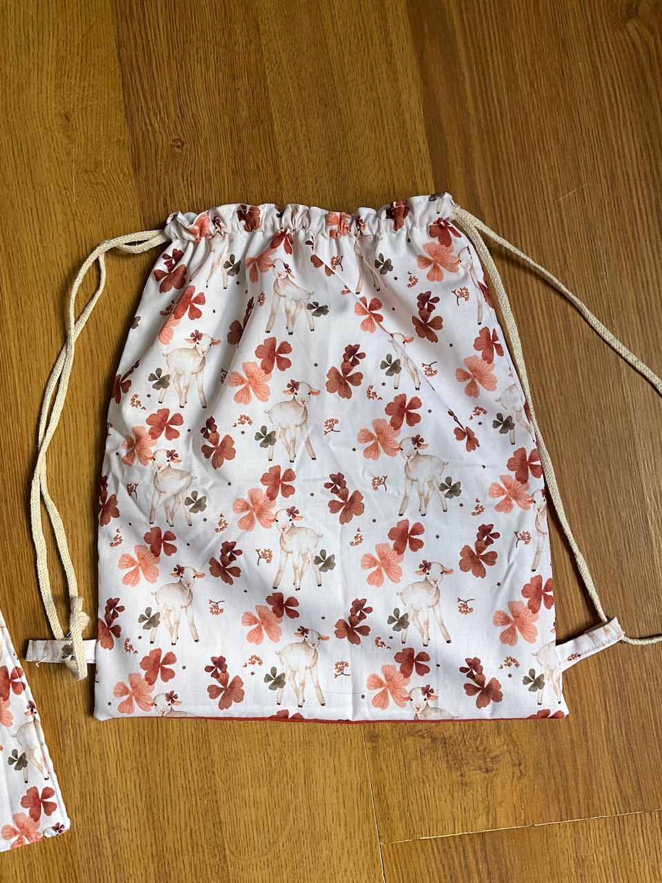 Ensemble sac pochon ( personnalisable) et sa serviette de cantine – Image 3