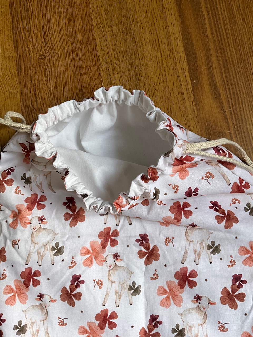 Ensemble sac pochon ( personnalisable) et sa serviette de cantine – Image 4