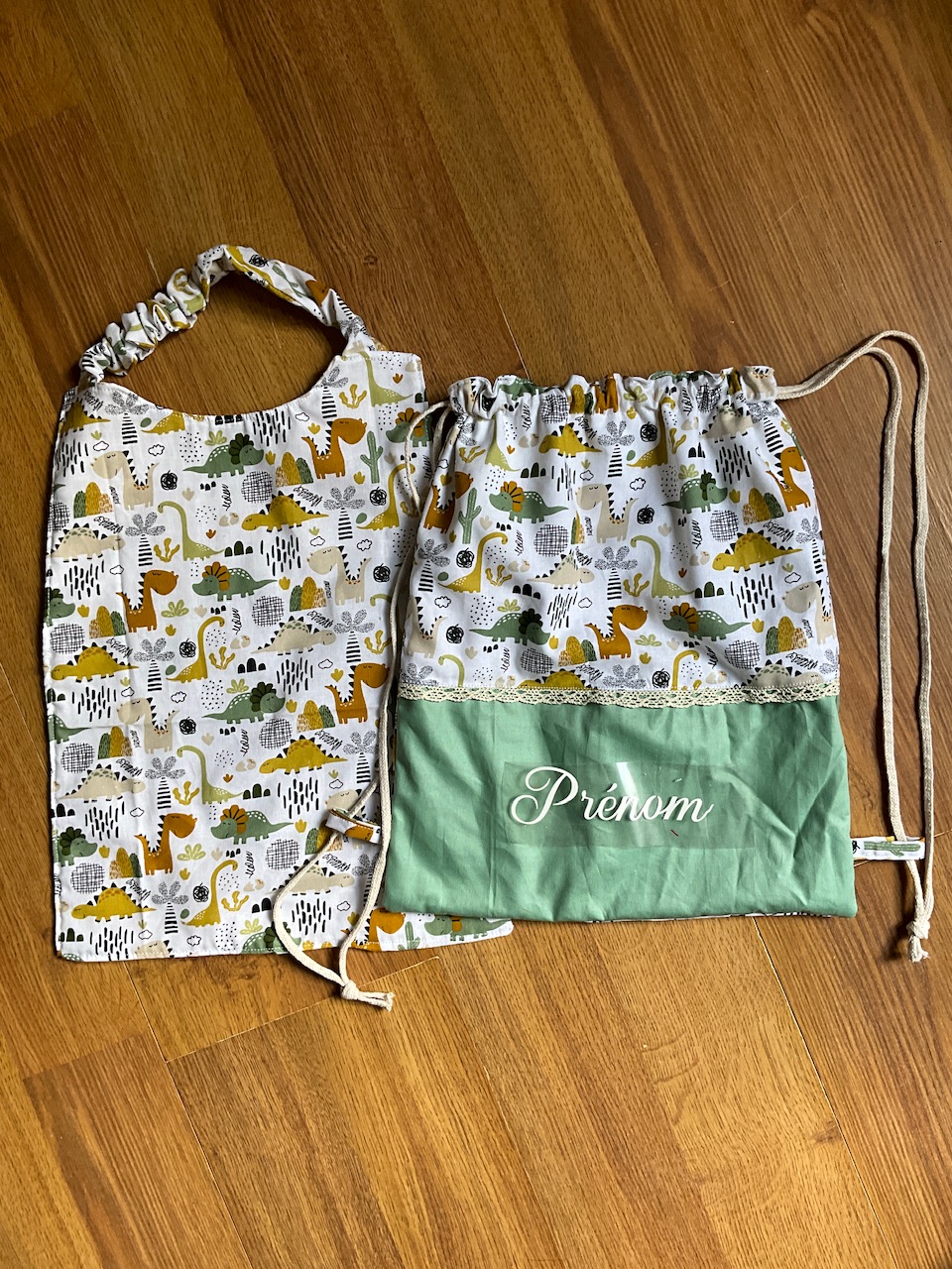 Ensemble sac pochon ( personnalisable) et sa serviette de cantine