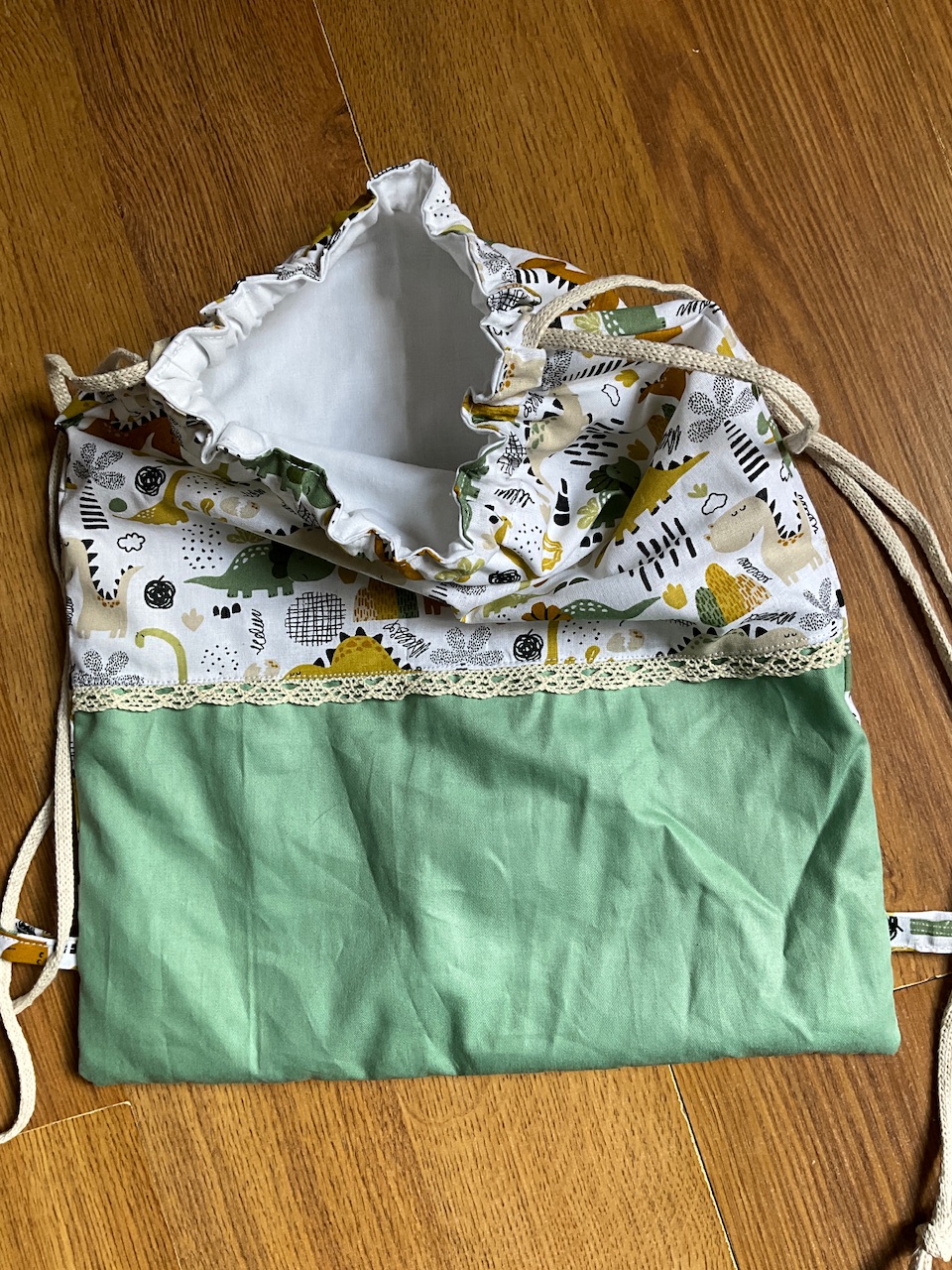 Ensemble sac pochon ( personnalisable) et sa serviette de cantine – Image 3