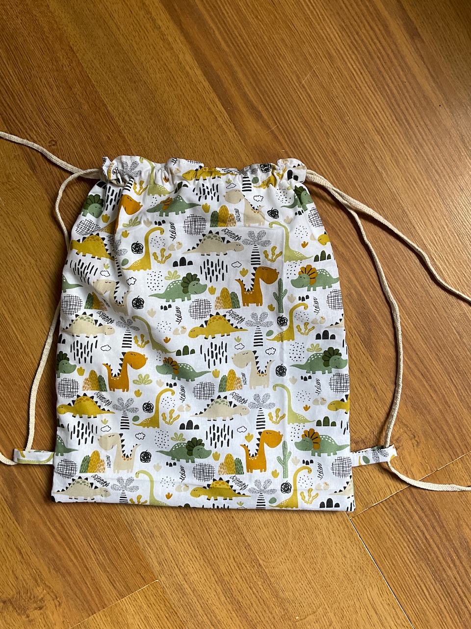 Ensemble sac pochon ( personnalisable) et sa serviette de cantine – Image 4