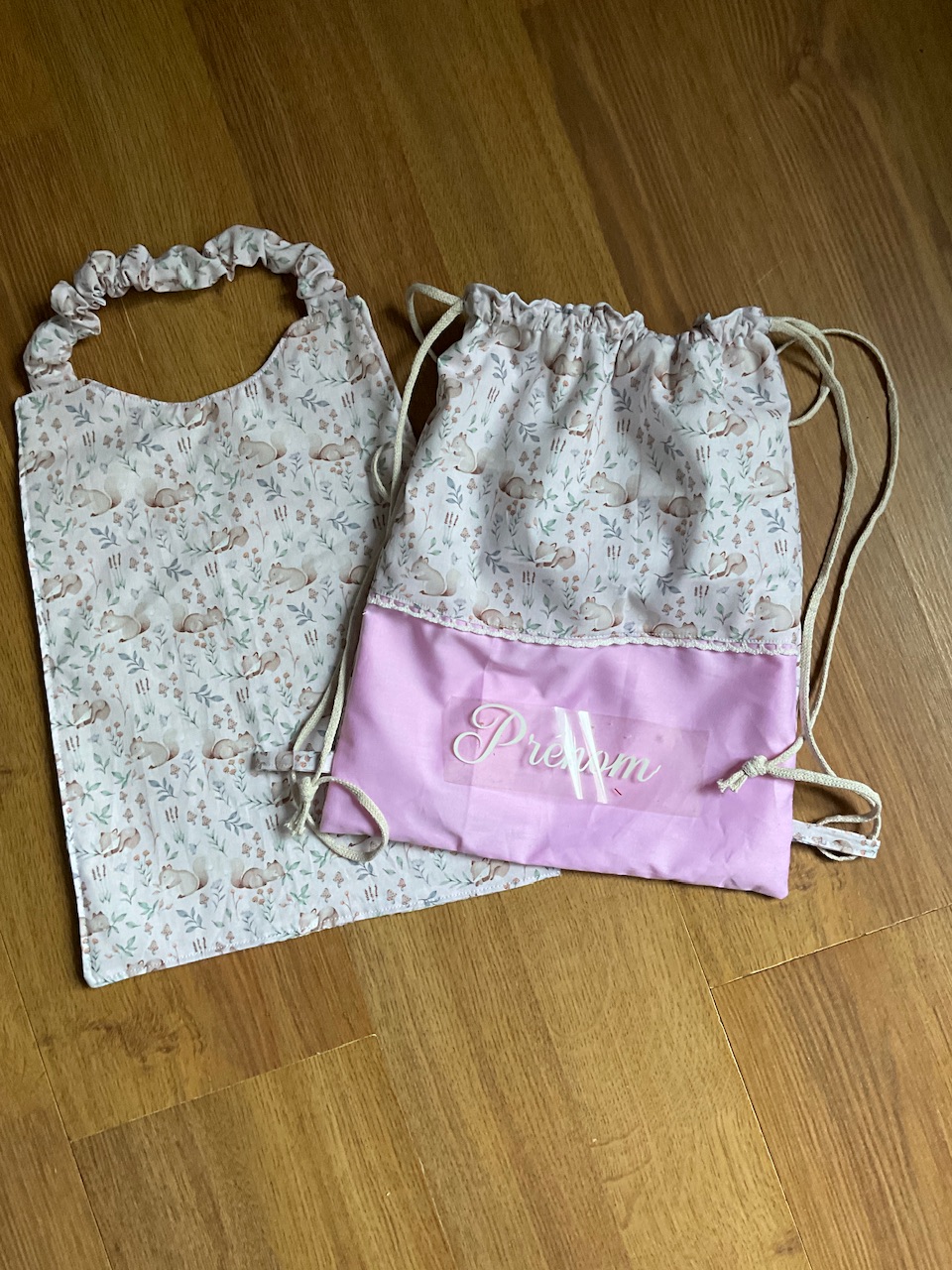 Ensemble sac pochon ( personnalisable) et sa serviette de cantine