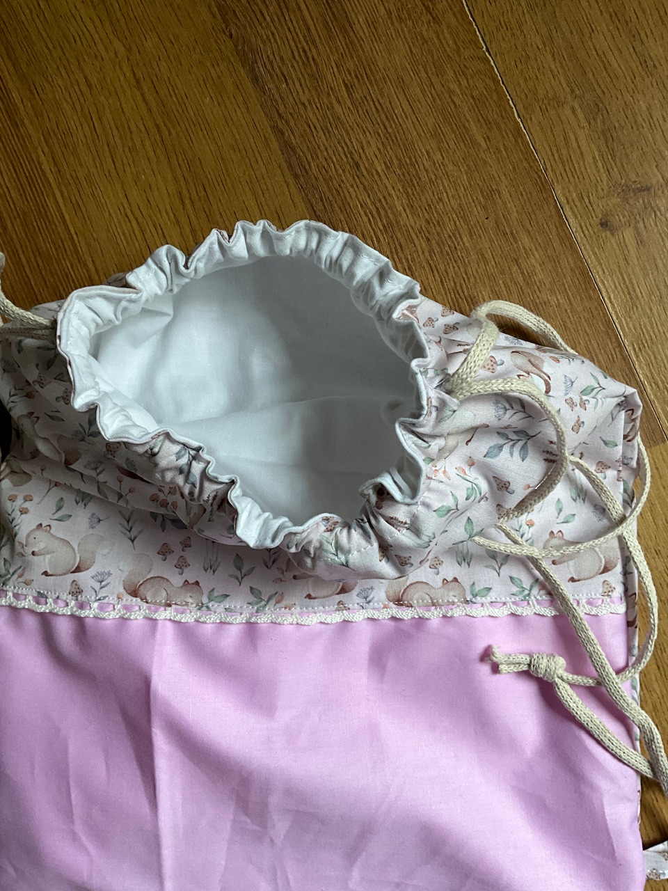 Ensemble sac pochon ( personnalisable) et sa serviette de cantine – Image 4