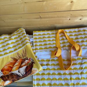 Ensemble sac à pain floqué et sac à tarte assorti motif écailles moutarde fond écru, coton doublé, fait main Sidonie Créa