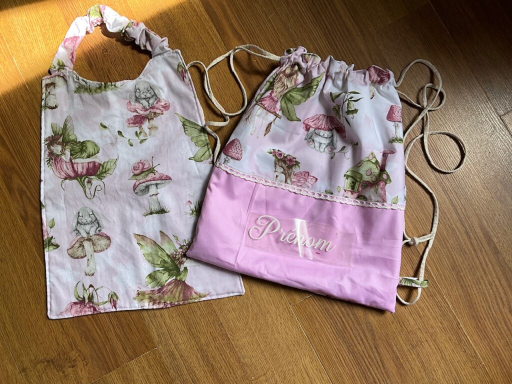 Ensemble sac pochon personnalisable et sa serviette de cantine motif fées et champignons, base rose, cousu main Sidonie Créa