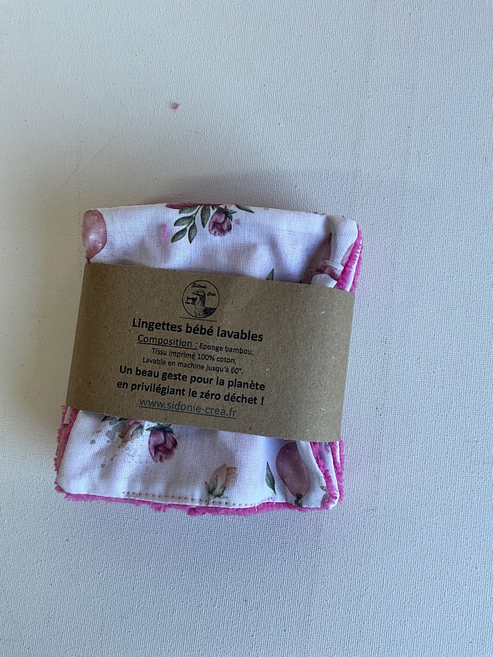 Lot de 7 lingettes lavables bébé oursons et faons fleuris fond blanc présenté avec son bandeau kraft Sidonie Créa