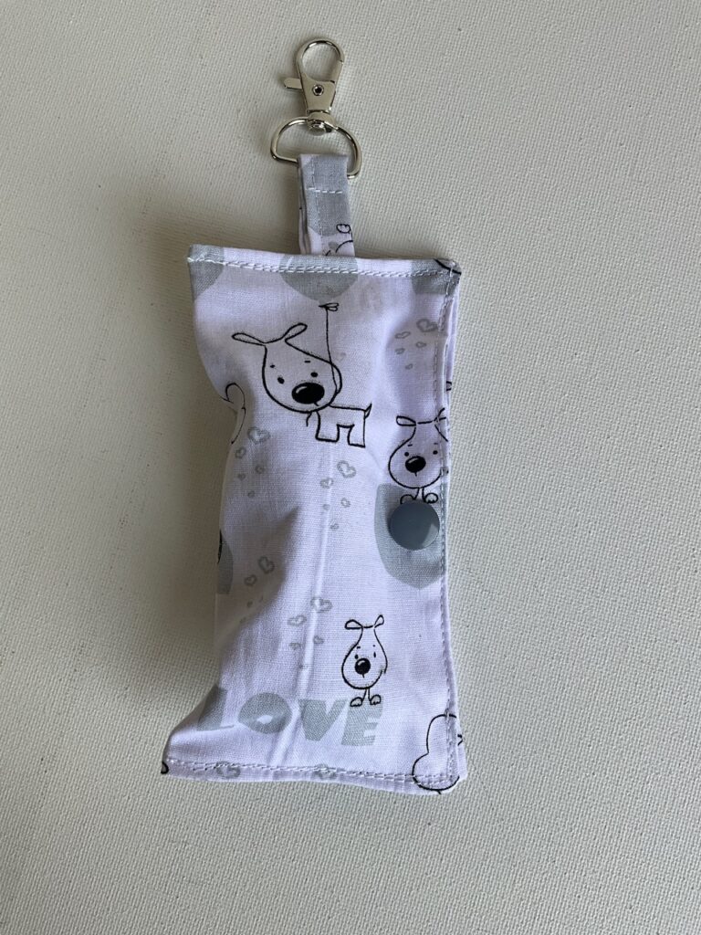 Pochette à sacs à crottes pour chien en coton, motif chiens et cœurs fond blanc, suspendue par son mousqueton, cousue main Sidonie Créa