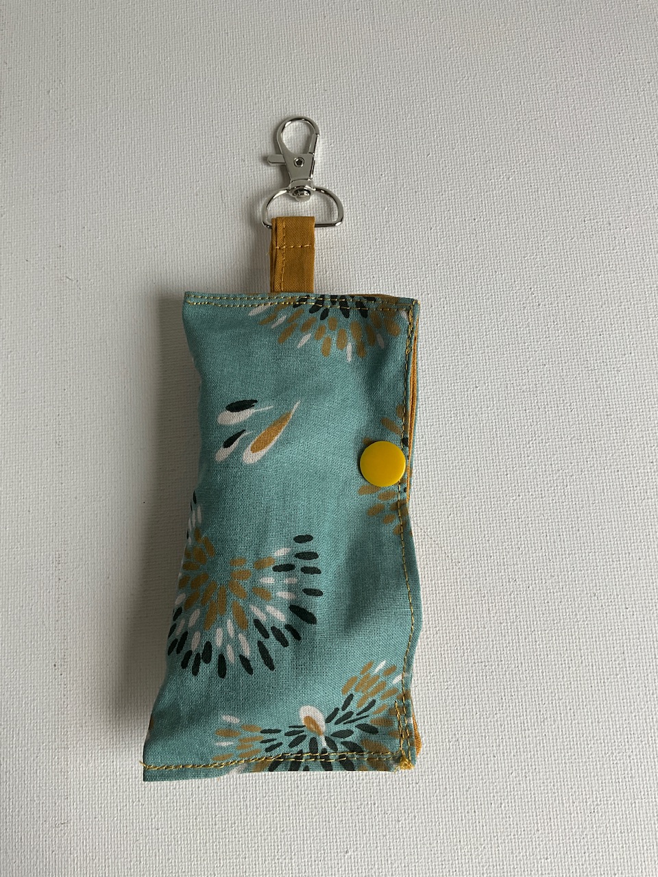 Pochette à sacs à crottes pour chien en coton, motif pissenlits moutarde et marine fond vert d’eau, suspendue par son mousqueton, cousue main Sidonie Créa