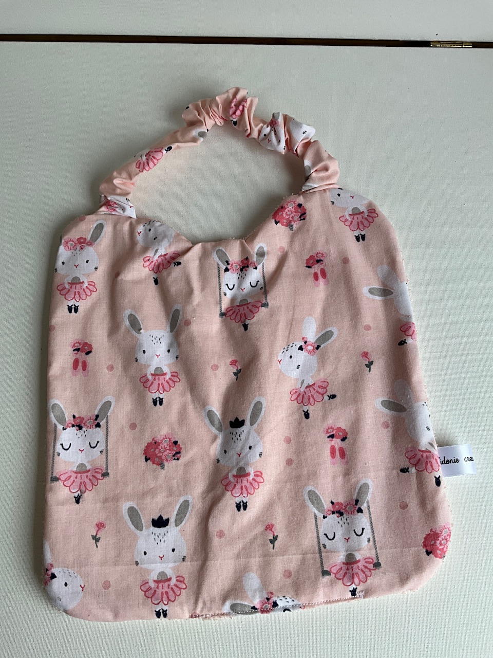 Bavoir bébé élastiqué dès 6 mois, motif Lapins danseuses, coton imprimé et éponge