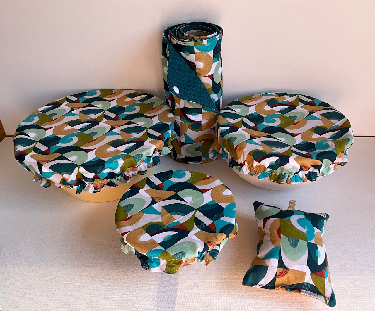 Ensemble de cuisine zéro déchet motif arcs graphiques bleu canard et ocre : 3 charlottes couvre-plat, 1 rouleau d’essuie-tout lavable et 1 éponge lavable, nid d’abeille bleu canard