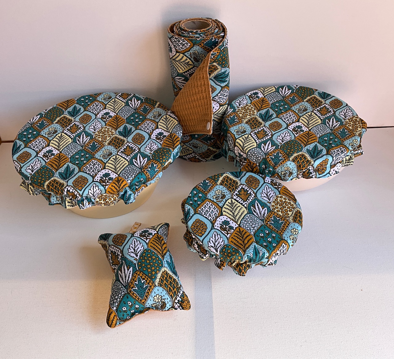 Ensemble de cuisine zéro déchet motif écailles bleu canard : 3 charlottes couvre-plat, 1 rouleau d’essuie-tout lavable et 1 éponge lavable, nid d’abeille caramel