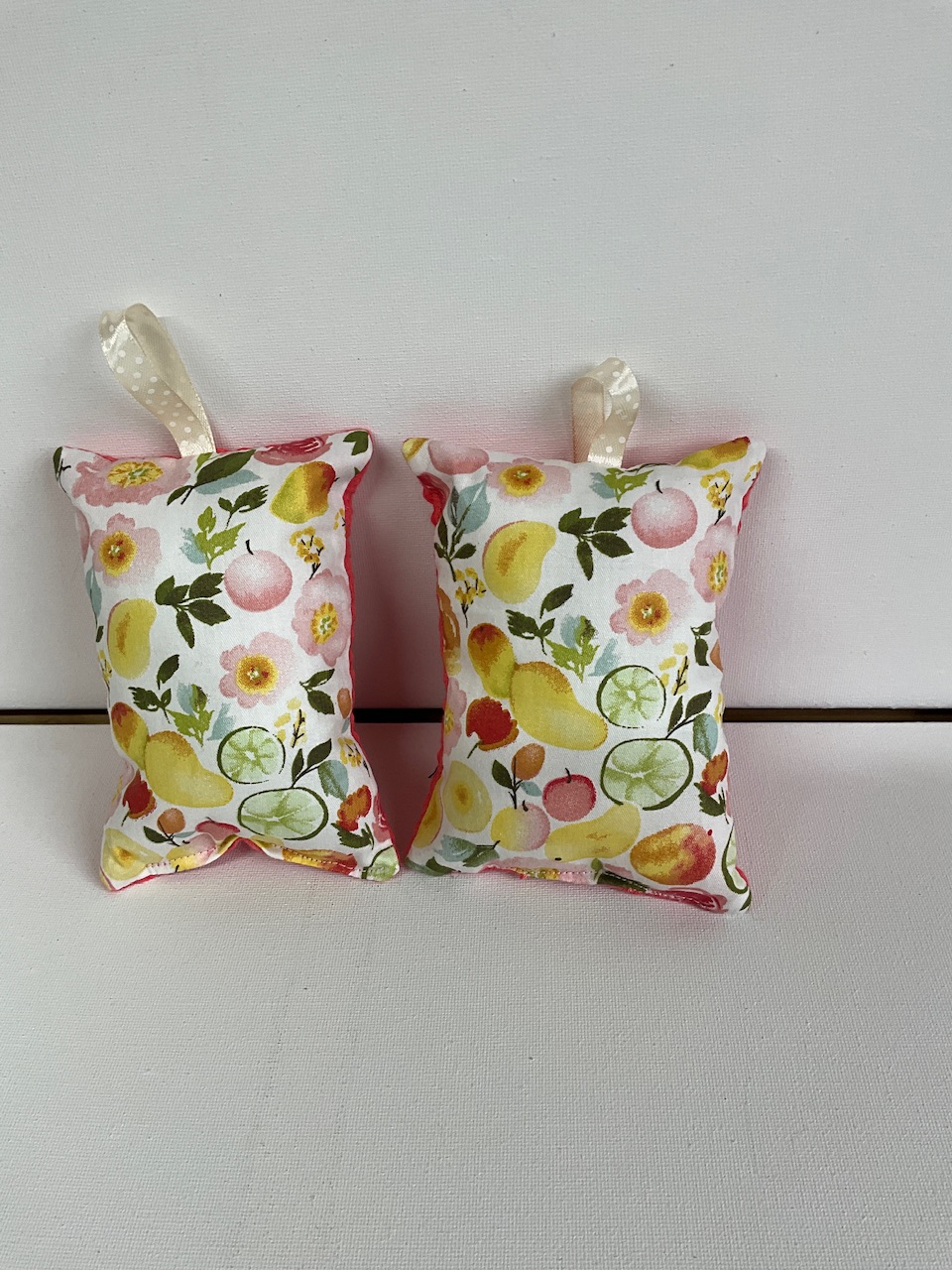Lot de 2 éponges lavables en coton, motif poires et fleurs, face nid d'abeille absorbante