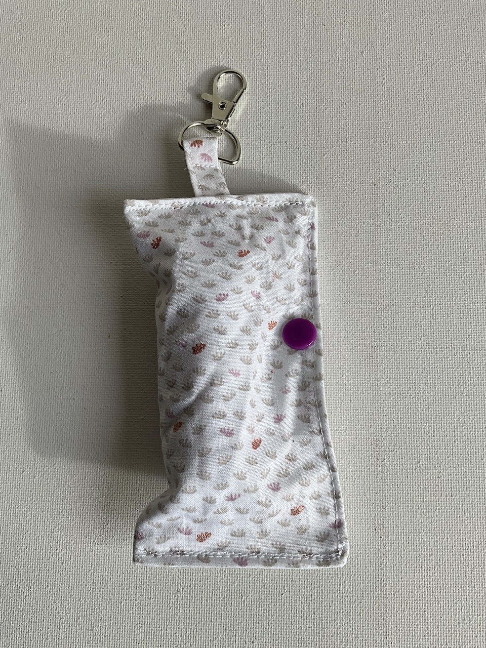 Pochette à sacs à crottes pour chien en coton, motif petites palmes taupe et terracotta fond blanc, suspendue par son mousqueton, cousue main Sidonie Créa
