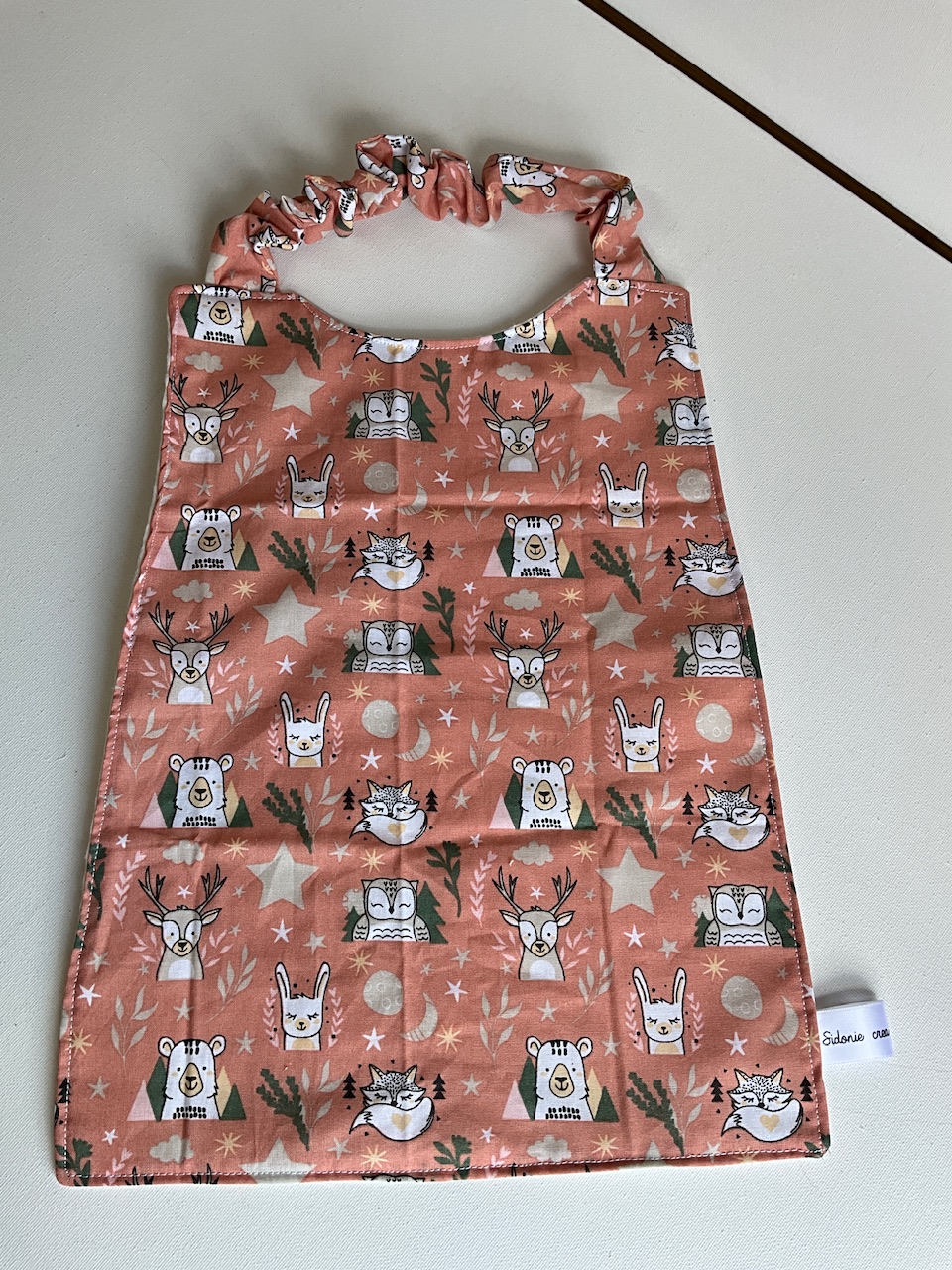 Serviette de cantine enfant dès 3 ans à encolure élastiquée, motif Animaux de la forêt, coton imprimé et nid d'abeille