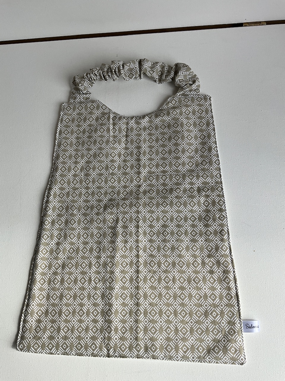 Serviette de cantine enfant dès 3 ans à encolure élastiquée, motif Losanges kaki, coton imprimé et nid d'abeille